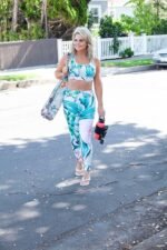 Gym Water Bottle Pouch, Waterproof Neoprene Sleeve with Accessory Pockets for Cell Phone, Airpods, Cards, Keychain Carabiner, Bottle Holder for Workout, Hiking, and More, Fits 18-40 oz Bottles - Image 4